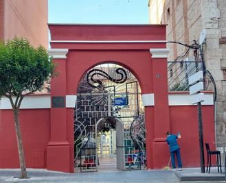 El instituto Castilla luce ya una nueva cornisa en el arco de entrada al centro tras haberse desprendido algunos cascotes hace un mes