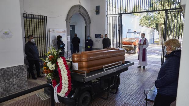 Acertado editorial de OKDIARIO : 75.175 muertos: ¿Dónde están los 32.000 que faltan, Pedro Sánchez?
