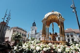 La procesión del Corpus Christi recorrió las calles de Guadalajara tapizadas con alfombras de colores y cantueso