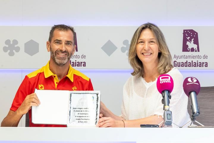 La alcaldesa de Guadalajara, Ana Guarinos, desea mucho éxito al triatleta Dani Molina en los Juegos Paralímpicos de París 