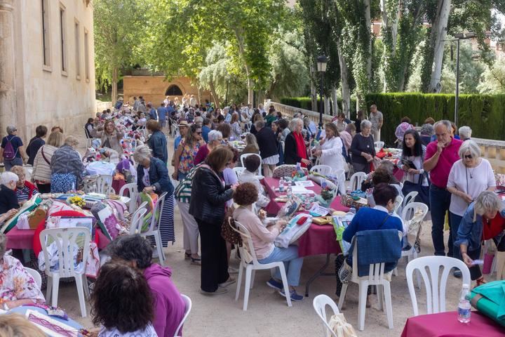 Casi 400 encajeras se dan cita en a la sombra del Palacio del Infantado convocadas por la Asociación provincial de Encajeras