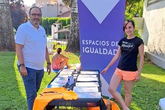 &#34;Espacios de Igualdad&#34; ha llegado este verano a la piscina municipal de Guadalajara con una mesa informativa