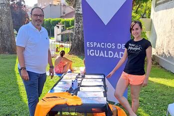 "Espacios de Igualdad" ha llegado este verano a la piscina municipal de Guadalajara con una mesa informativa