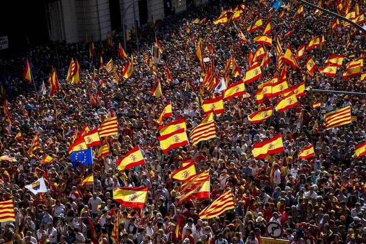 ÉXITO TOTAL : Más de 300.000 personas claman en Barcelona CONTRA la amnistía del PSOE y la sumisión de Sánchez a Puigdemont