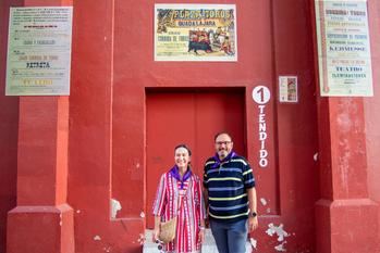 Exposición de antiguos carteles de las Ferias y Fiestas de Guadalajara en el exterior de la plaza de toros