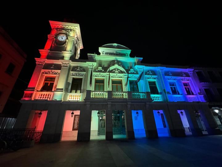 El Ayuntamiento de Guadalajara ilumina su fachada con los colores del arcoíris por el día del Orgullo LGTBI