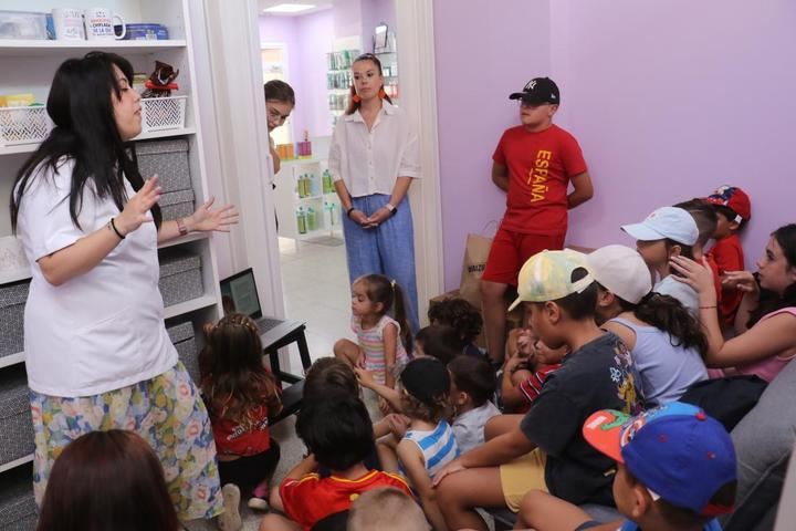 Los niños del campamento urbano de Quer refrescan la farmacia