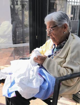 Una almorcileña de 90 años sigue haciendo labores, y ahora las expone en el espacio cultural El Molino