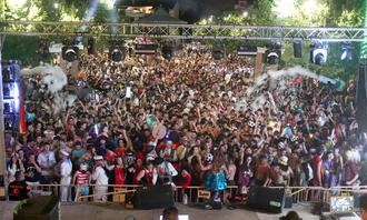 Miles de pe&#241;istas de Cabanillas se echaron a la calle para disfrutar de un apote&#243;sico comienzo festivo, con el desfile, el preg&#243;n de &#8220;La Bodega&#8221; y la sesi&#243;n disco &#8220;Dream Team Reload&#8221;