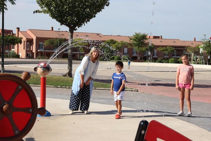 Ana Guarinos asiste al estreno de la fuente lúdica de Las Lomas con juegos acuáticos