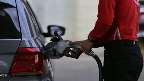 La gasolina a 2 euros por litro en 13 ciudades de España, tras subir su precio un 36% el último año