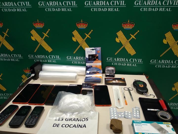 La Guardia Civil de Ciudad Real detiene a una persona por un delito de tráfico de drogas : 113 gramos de cocaína, 32.5 gr. de hachís y 25 pastillas de esteroides 