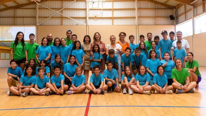 La alcaldesa de Guadalajara visita el campamento de verano que organiza el colegio Diocesano Cardenal Cisneros