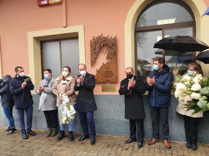 El Ayuntamiento de Guadalajara inaugura una escultura en la estación de RENFE en recuerdo a las víctimas del 11M