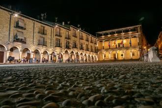 La iluminación ornamental de la Plaza Mayor ya simboliza el optimismo con el que Sigüenza mira hacia su futuro