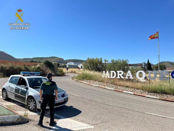 La Guardia Civil sorprende a dos personas sustrayendo efectos en el interior de una nave industrial en Jadraque