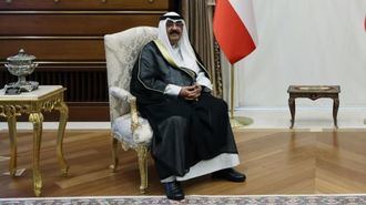 El emir de Kuwait disuelve el Parlamento y suspende parte de la Constituci&#243;n