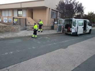 Cinco trabajadores emplean su jornada laboral diaria a desinfecci&#243;n antiCOVID19 en Sig&#252;enza 