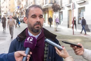 El pavimento de la calzada de Miguel Fluiters se tiene que cambiar al completo para tener una solución definitiva en esta calle