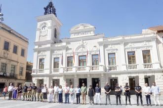 El Ayuntamiento de Guadalajara guarda un minuto de silencio para condenar los &#250;ltimos casos de violencia de g&#233;nero