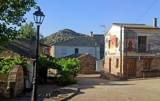 El mural &#34;La abuela de Naharros&#34;, de Zaida Escobar, subraya el esfuerzo de las mujeres de la Sierra Norte 