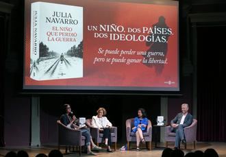 Julia Navarro present&#243; ayer en el Ateneo de Madrid, en un acto multitudinario, su nueva novela &#34;El ni&#241;o que perdi&#243; la guerra&#34;