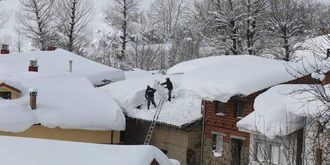 Los aparejadores aconsejan a los vecinos limpiar la nieve de las terrazas y balcones que pueda caer sobre la vía pública