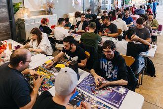 Quadernillos convierte el orgullo friki en una fiesta benéfica con "El día de la toalla"