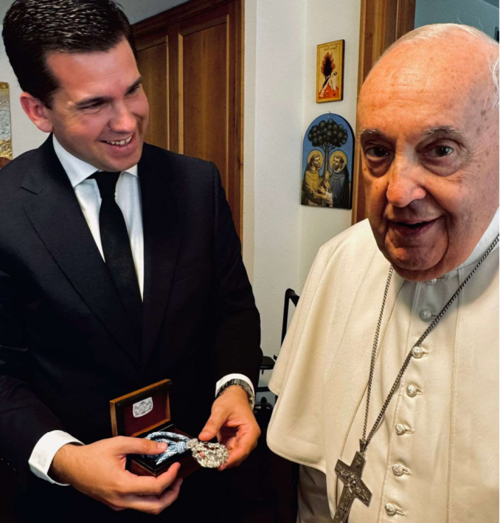 Su Santidad el Papa Francisco ha recibido la medalla de la Real e Ilustre Cofradía de Nuestra Señora la Virgen de la Antigua