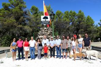 Renovación de la enseña nacional en la Urbanización El Paraíso de Pareja