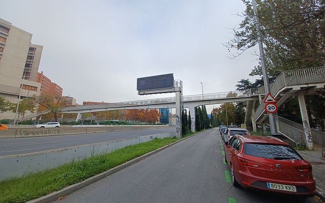 El Ayuntamiento de Madrid acomete desde este lunes las obras de sustitución de la pasarela peatonal sobre la A-2 a la altura de la avenida de Bruselas