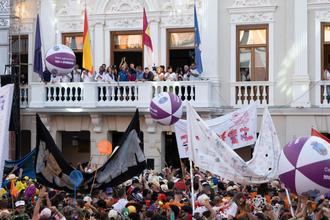 Las peñas "explotan" en la Plaza Mayor de Guadalajara con el Chupinazo