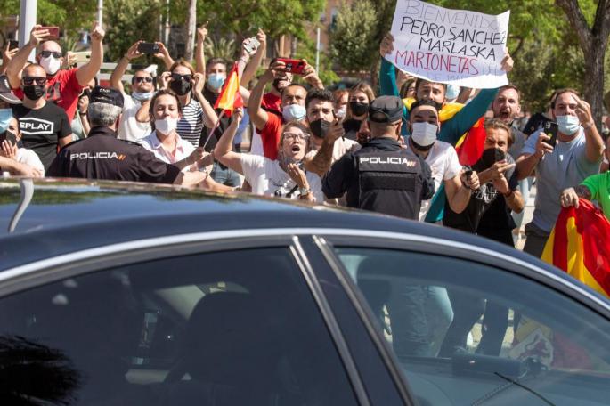 Abucheos, insultos y golpes al coche de Pedro Sánchez al llegar a Ceuta