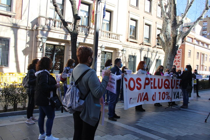 El Gobierno de Sánchez dice NO a a bajada del IVA a las peluquerías tras su aprobación en el Senado