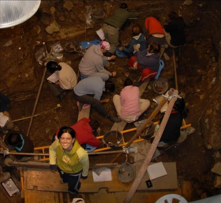 M. Ángeles Galindo-Pellicena en una de las campañas de verano en el yacimiento de El Portalón de Cueva Mayor (Atapuerca), junto con sus compañeros trabajando