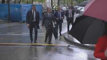 Pitos y abucheos a Pedro Sánchez a su llegada al desfile del 12 de octubre : "¡Ladrones! y "¡El PSOE es Batasuna!" 