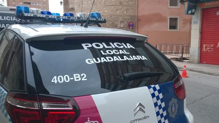Alarma por un incendio de un vehículo en el interior del parking "José de Creff " de Guadalajara