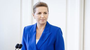 Golpean a la primera ministra danesa en el centro de Copenhague 
