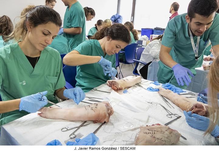 En el Hospital de Guadalajara se enseña a coser "mejores puntos de sutura"