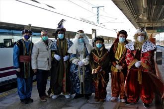 Los Reyes Magos llegan en Alta Velocidad para participar en el reparto de regalos a los ni&#241;os de Yebes y Valdeluz