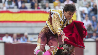 El peruano Roca Rey, cogido en su primer toro en la Feria de Oto&#241;o de Las Ventas