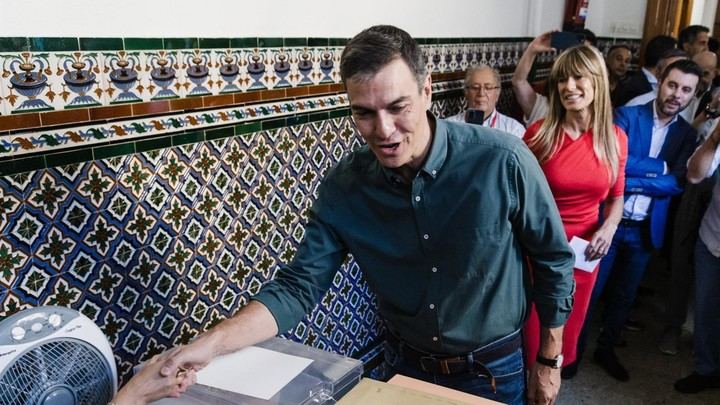 Sánchez abucheado al ir a votar : «¡Que te vote Txapote!», «¡Fuera!» o «¡Sinvergüenza!»