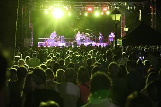 Miles de guadalajare&#241;os celebraron el Solsticio Folk en el paseo de San Roque con ritmo de gaitas y dulzainas