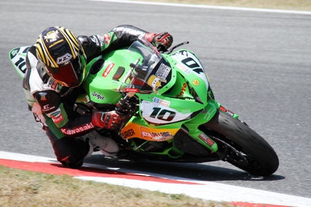 El piloto alcarreño Sergio Mora acaricia el podio en el Circuito de Valencia 