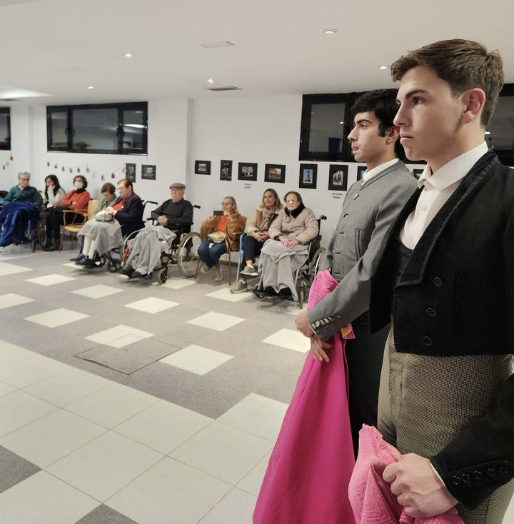 Los profesores y alumnos de la Escuela Taurina de Guadalajara visitan la Residencia de la 3ª Edad Nuestra Señora de la Salud de Guadalajara