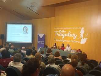 La sala Tragaluz se llenó para escuchar a las hermanas Lara hablar sobre Juana I de Castilla en “Espacio de Igualdad”