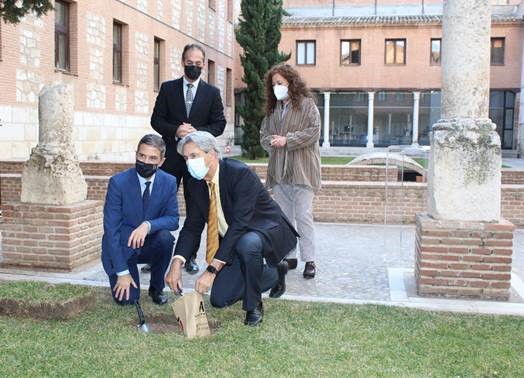 La Universidad de Alcalá y el Ayuntamiento de Alcalá de Henares recogen su legado para la Caja de las Letras del Instituto Cervantes, en el V Centenario del fallecimiento de Antonio de Nebrija