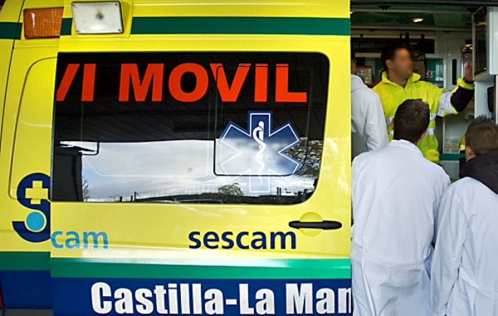 Trasladan al hospital de Guadalajara a dos personas tras la colisión de un turismo y un tráiler en Cabanillas