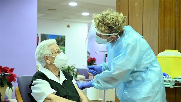 Después de más de CUATRO MESES, en Castilla La Mancha SOLO 216.193 personas (apenas un 10% de la población) han recibido la pauta completa de la vacuna del Coronavirus