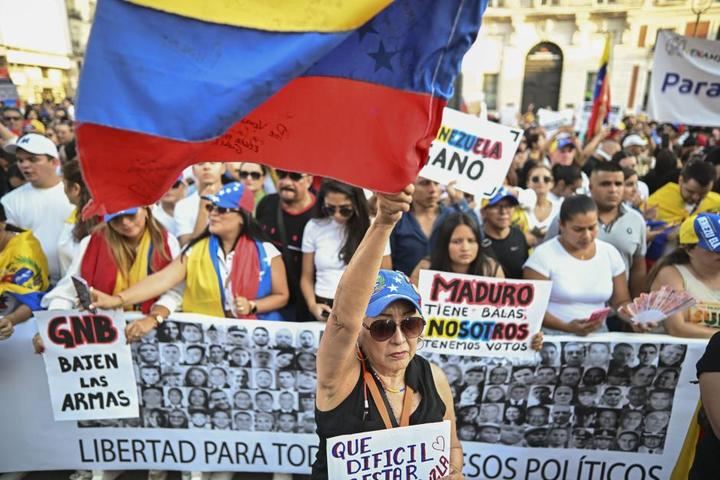 Miles de personas se manifiestan contra el fraude en Venezuela en la Puerta del Sol de Madrid